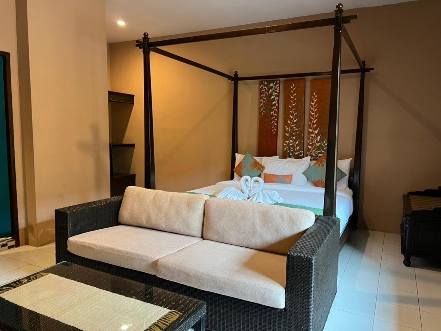 Phuket Siam - Sha 2*