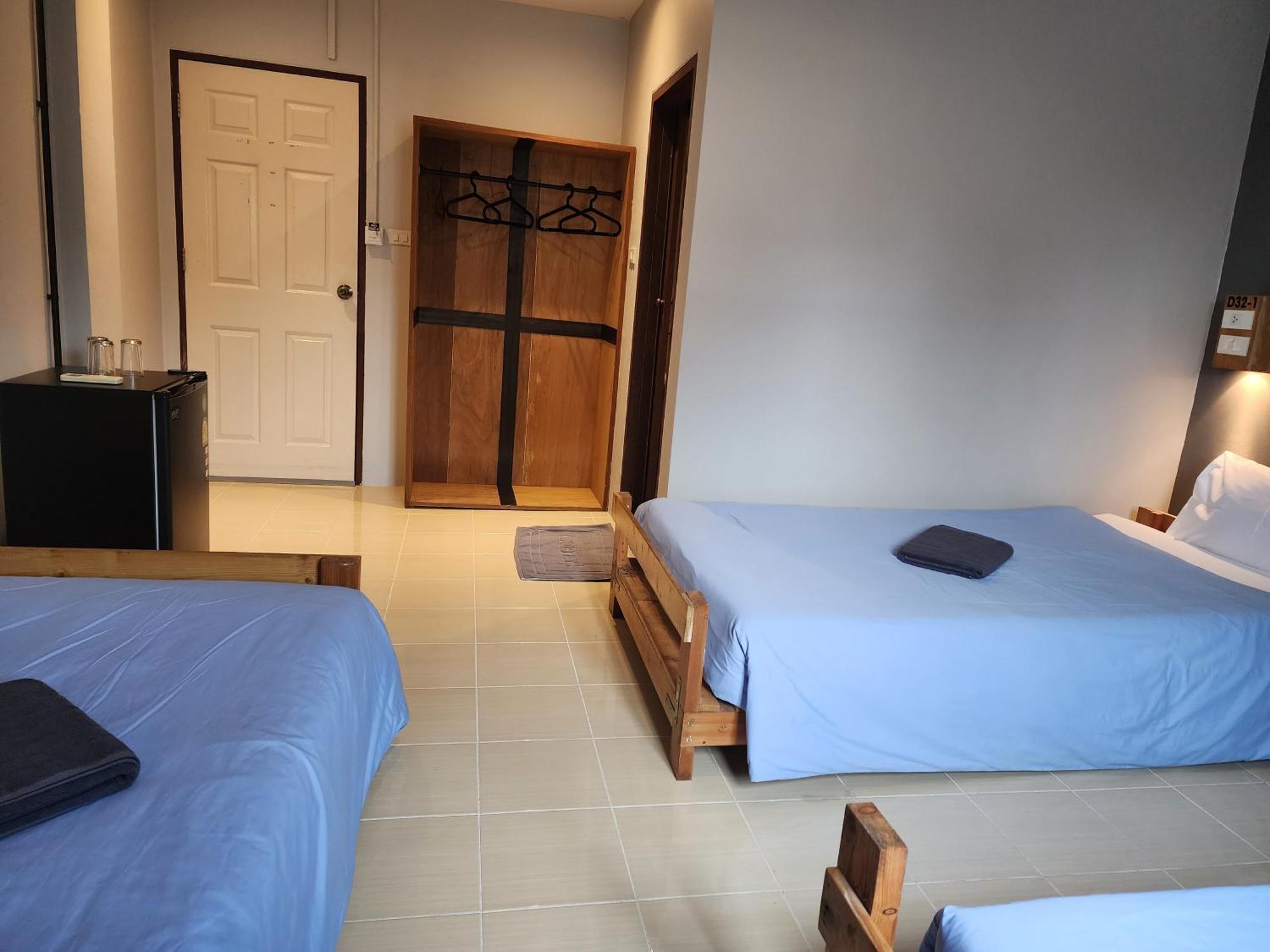 Hostel Dfeel House *