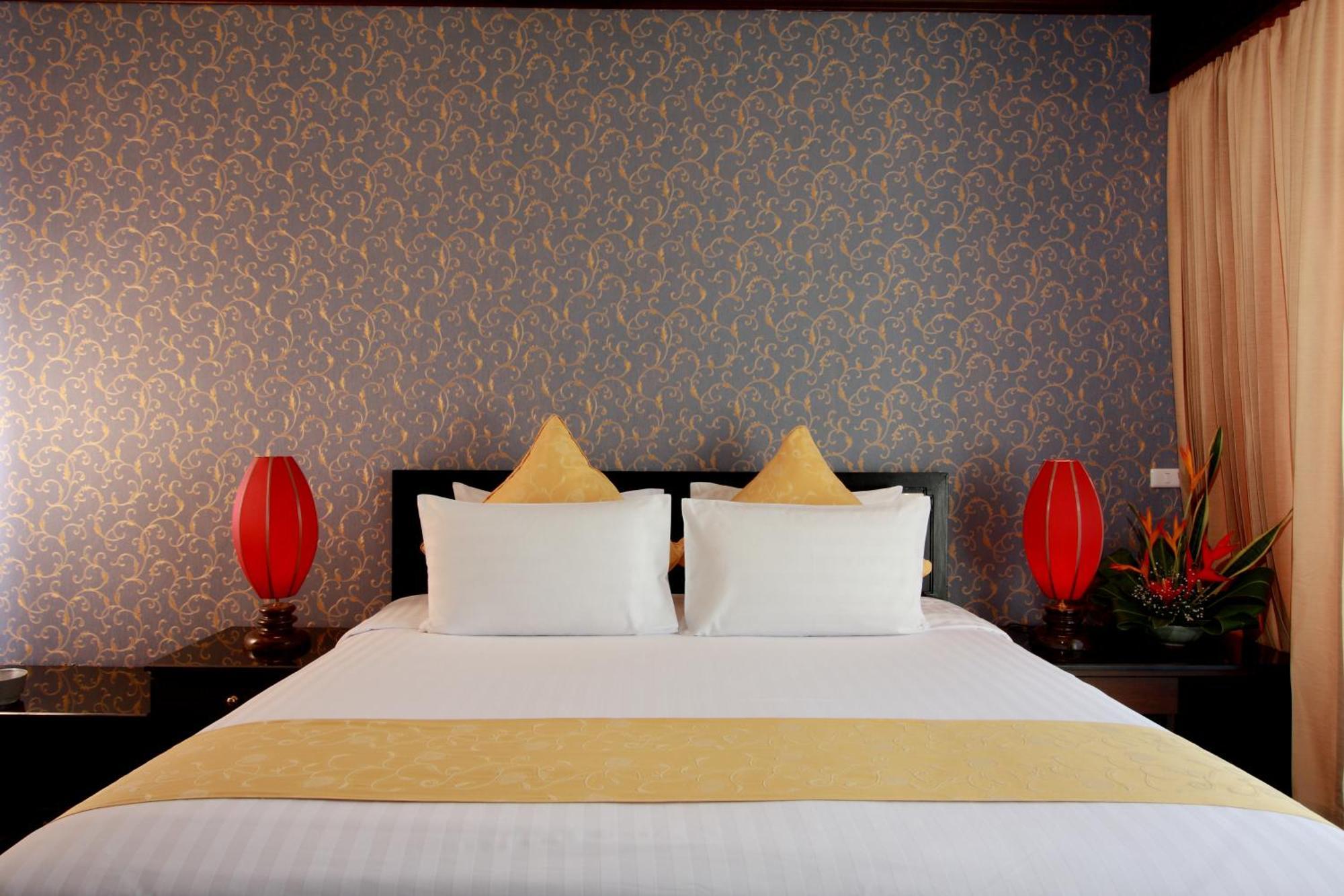 Blue Canyon Country Club Hotel *
