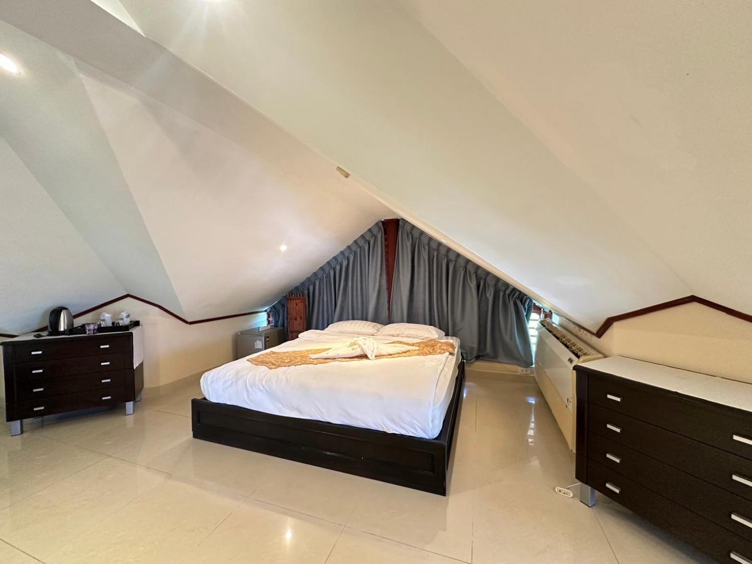 Talay Naiharn Hotel Rawai