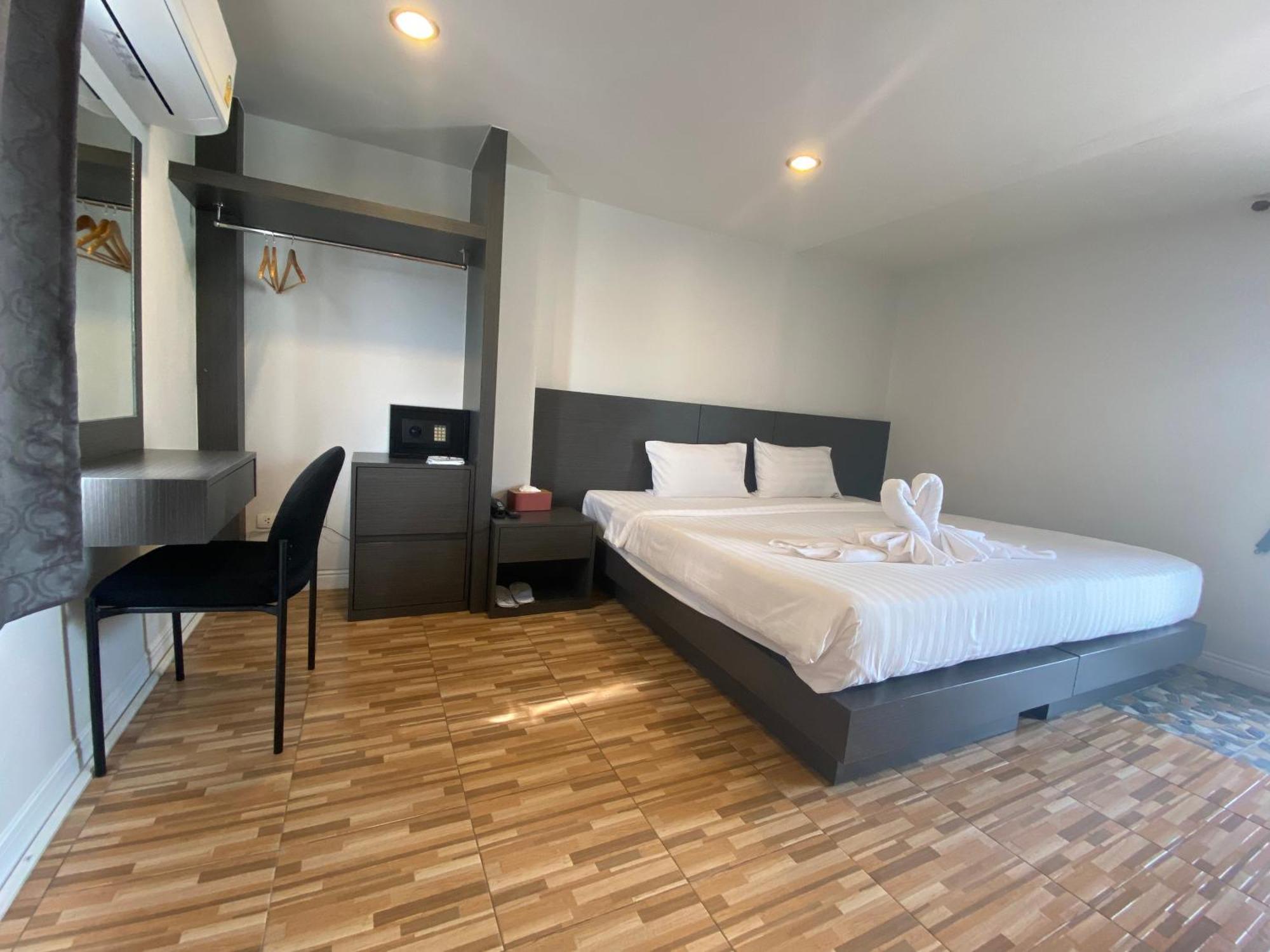 Hotel 77 &