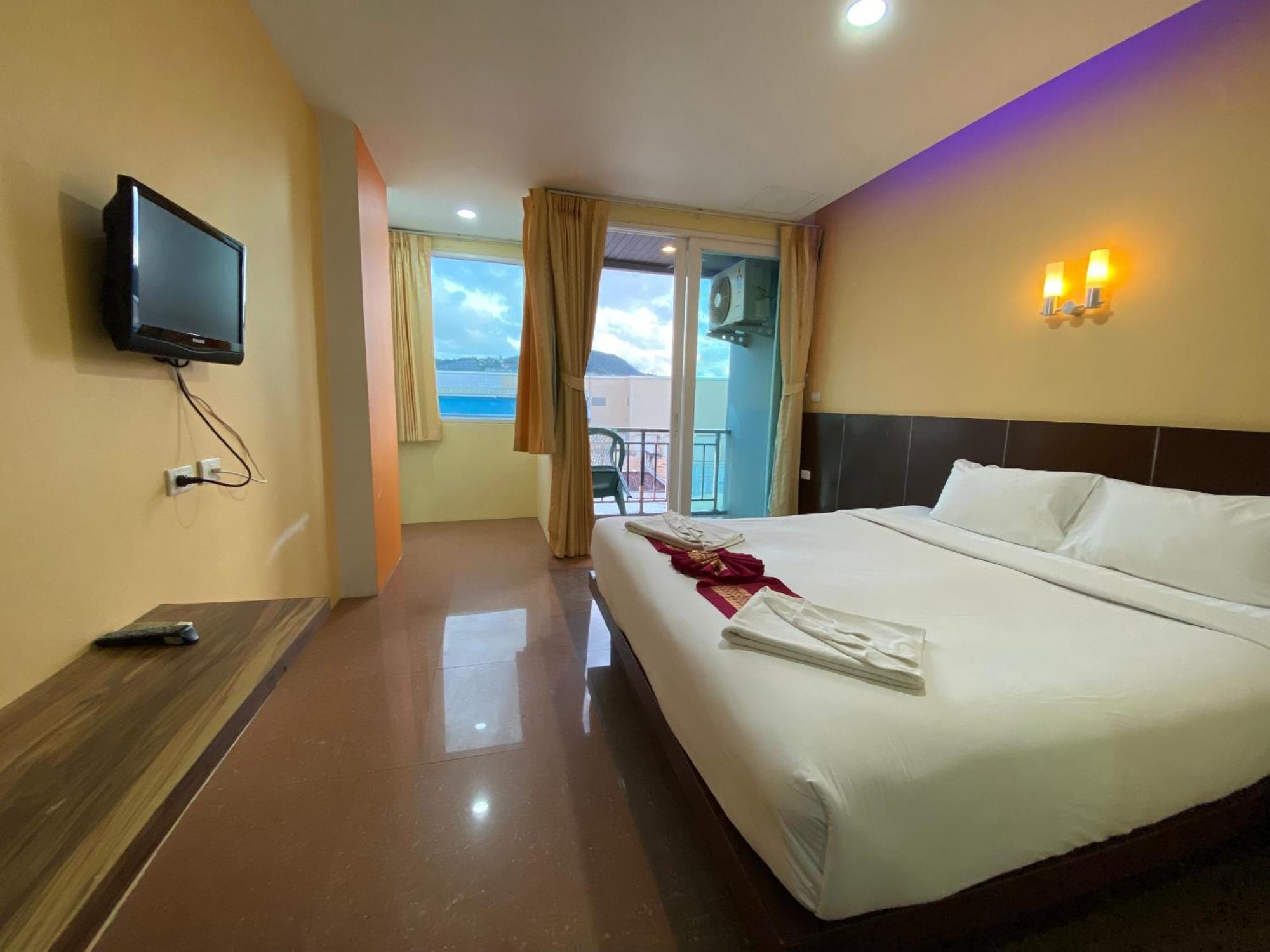 Hotel 77 &