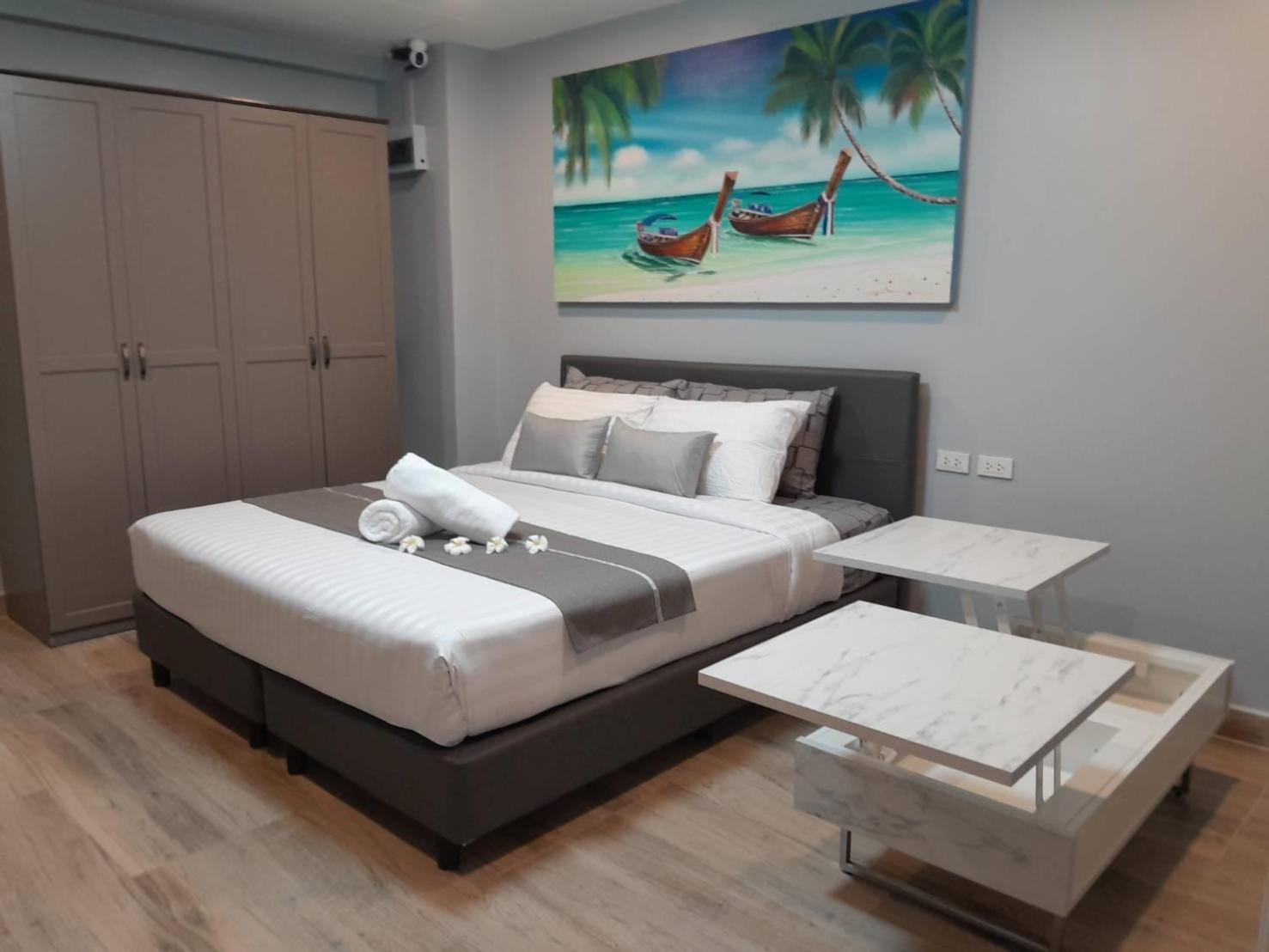 Beachside Luxury Condo: Smart Living With Ocean Proximity Apartment