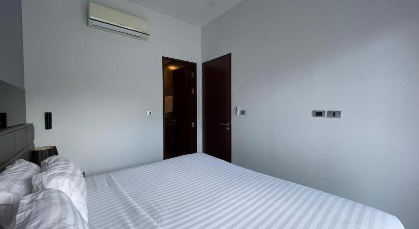 Utopia Naiharn Resort