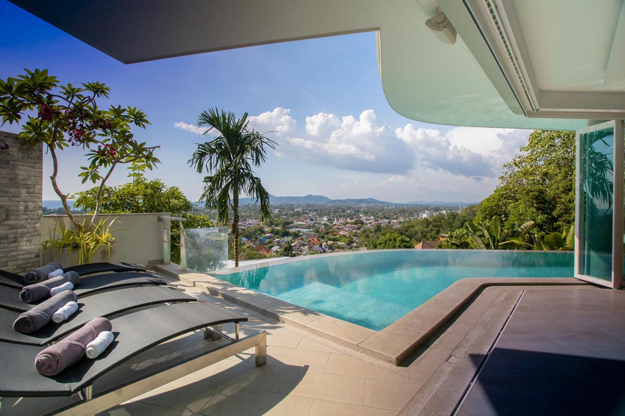 Villa Beyond 9 Bedroom Fully Staffed Seaview *