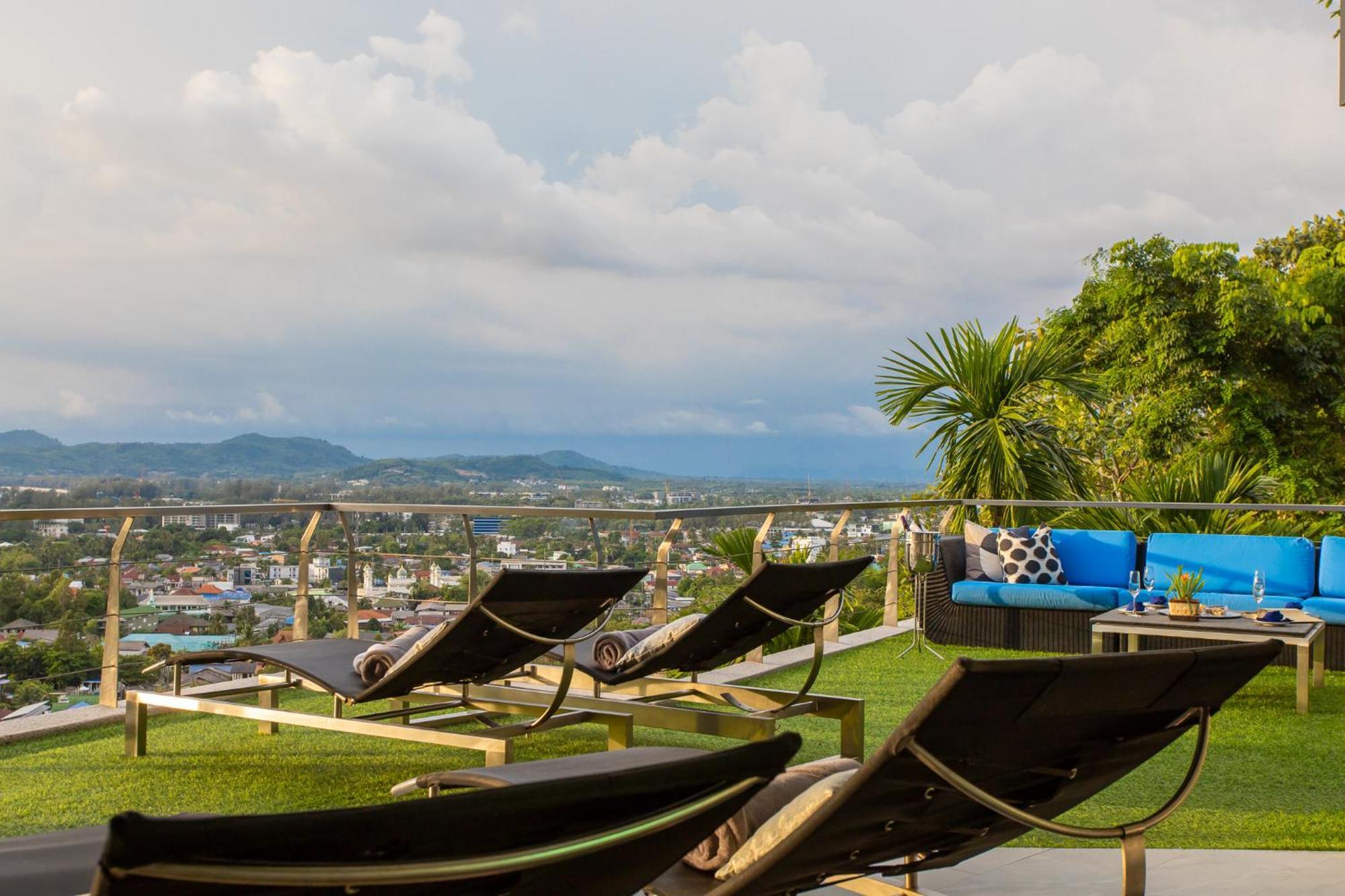 Beyond 9 Bedroom Fully Staffed Seaview *