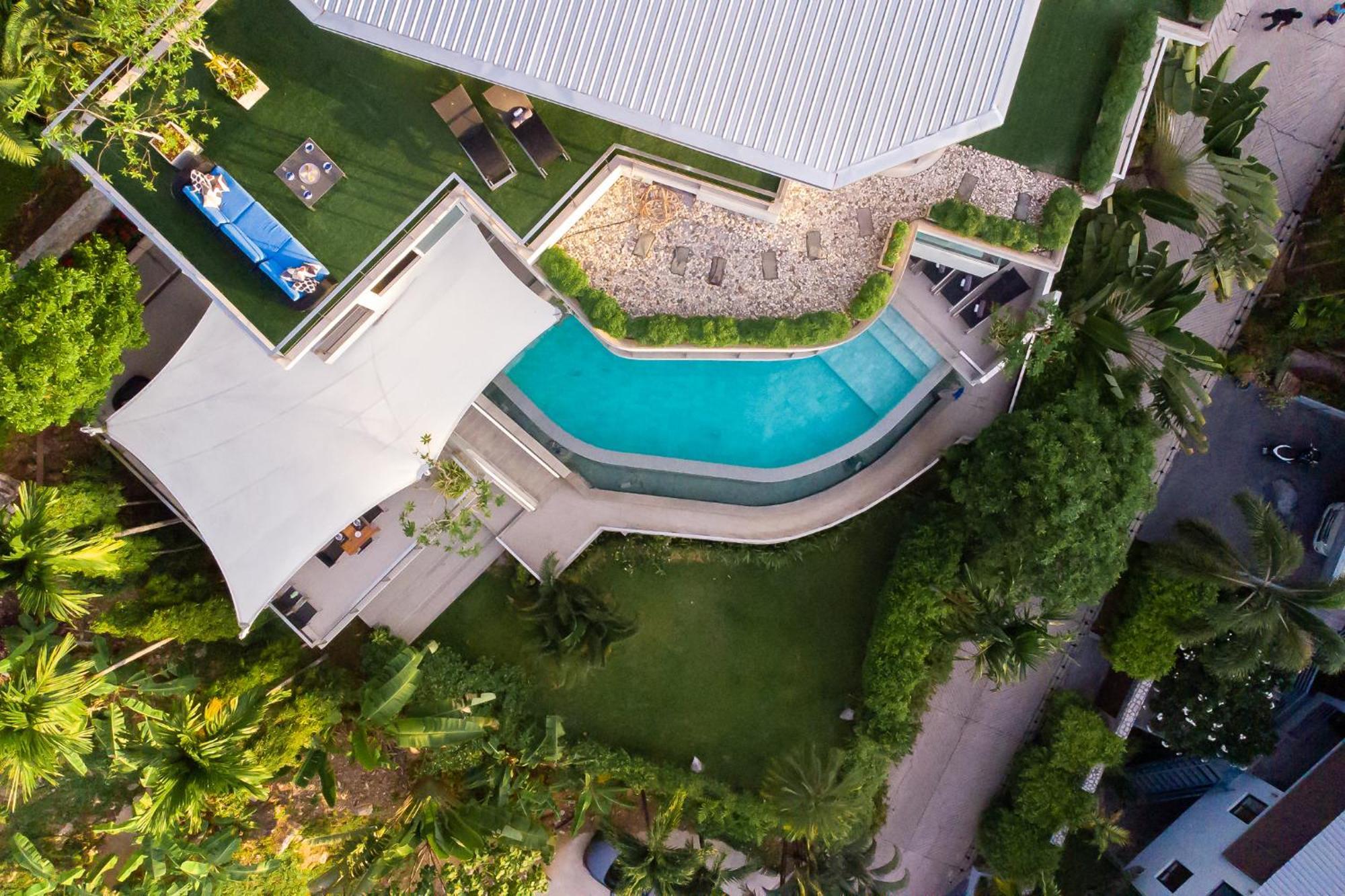 Beyond 9 Bedroom Fully Staffed Seaview *