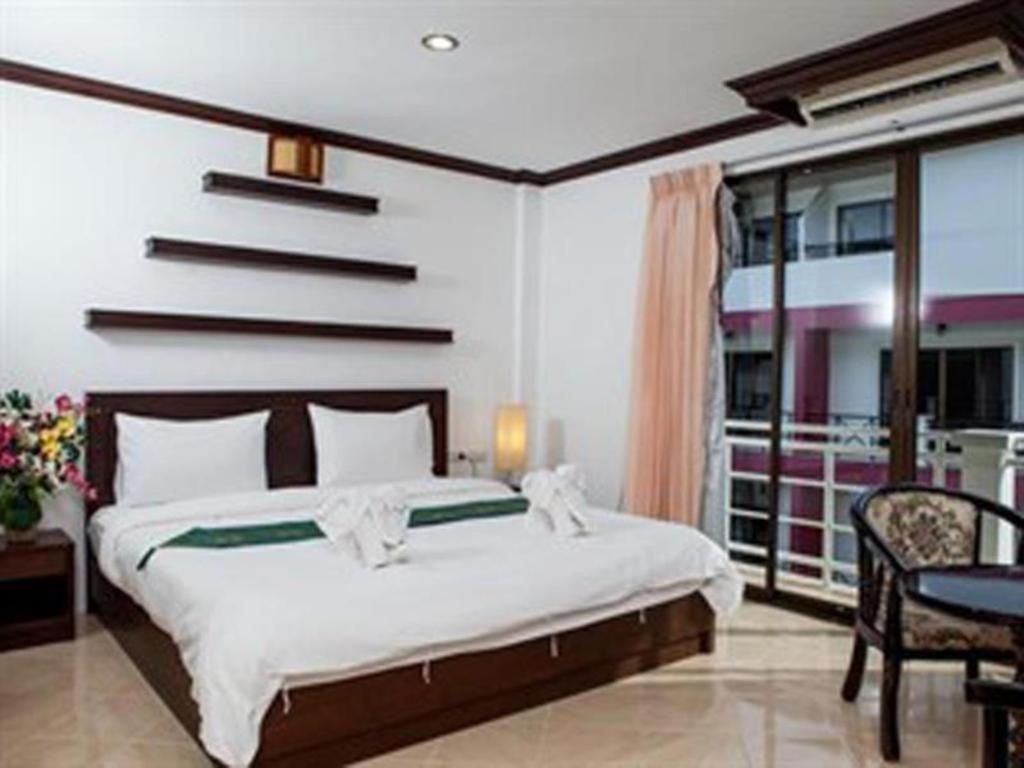 Triple Rund Place Hotel 2*