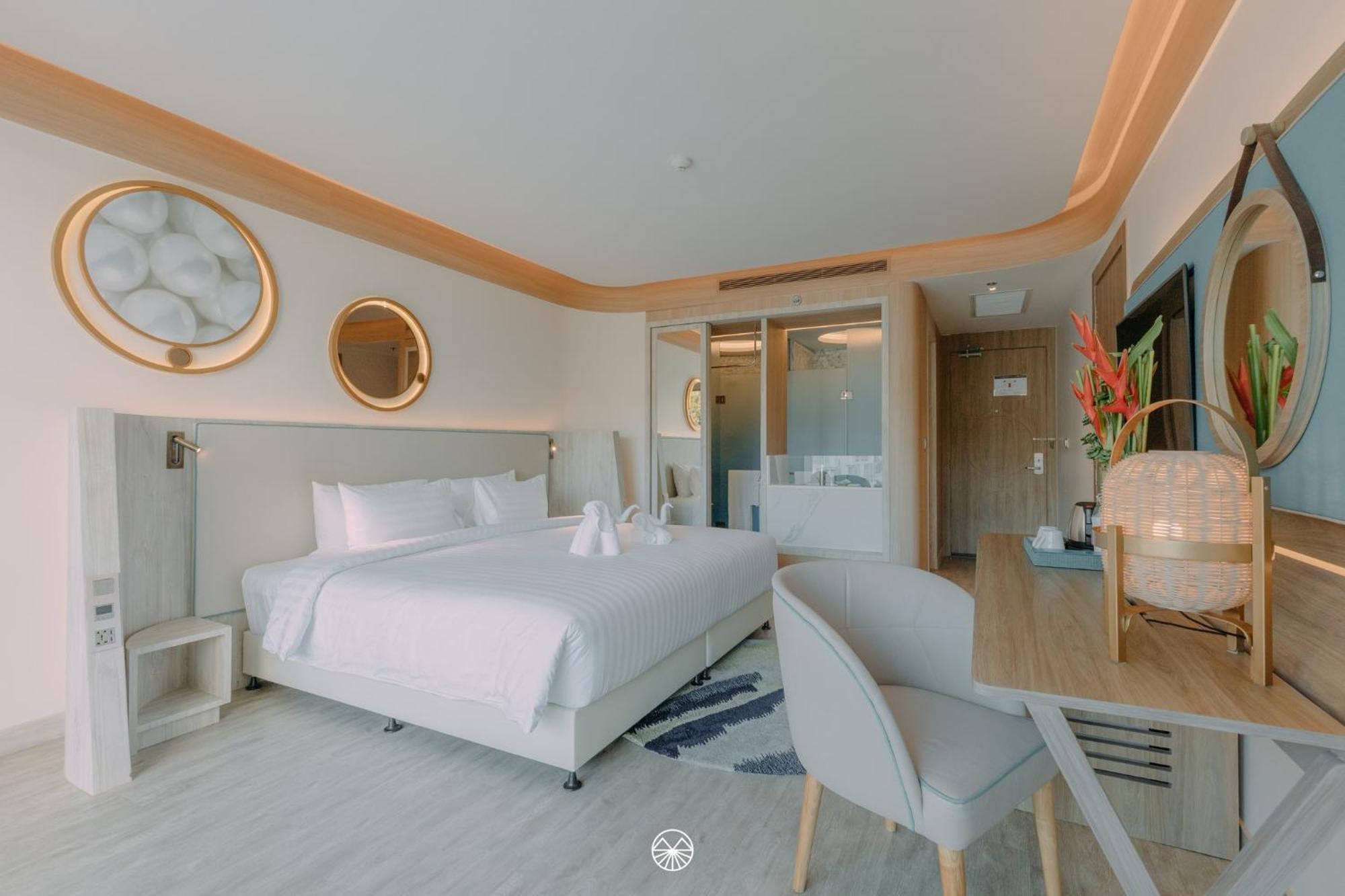 Hotel Andaman Embrace Patong, Phuket