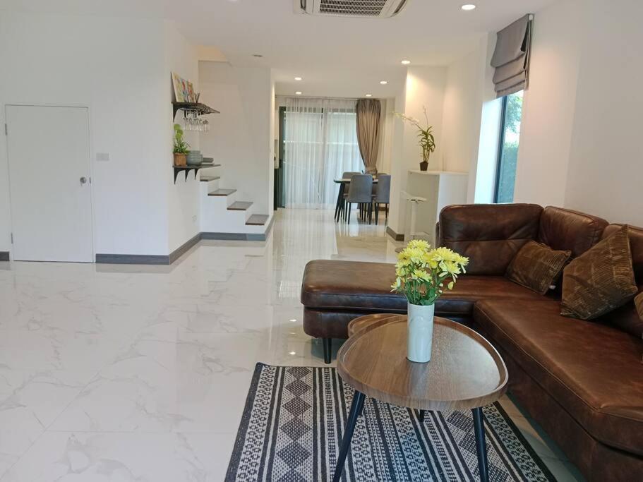 Villa Bangtao 2 Bedroom Corner Pool Access Phuket