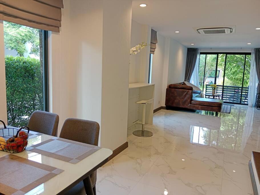 Bangtao 2 Bedroom Corner Pool Access Phuket *
