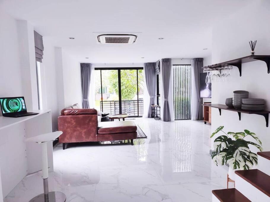 Bangtao 2 Bedroom Corner Pool Access Phuket *