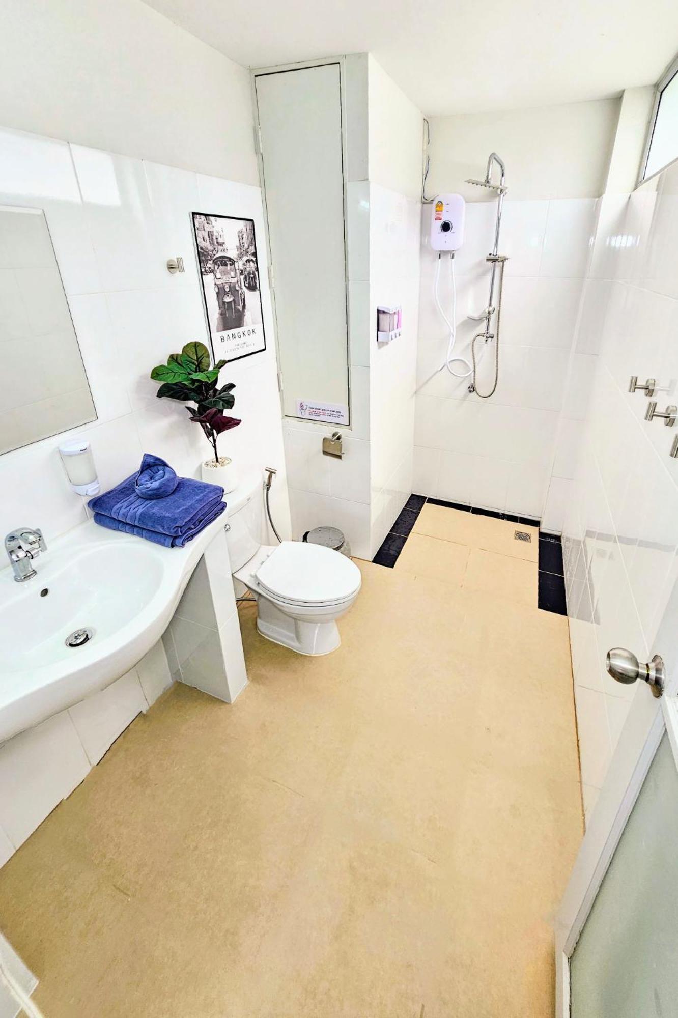 Apartment Front Queen's Castle - Kid Friendly, Like Royalty Ban Ao Makham