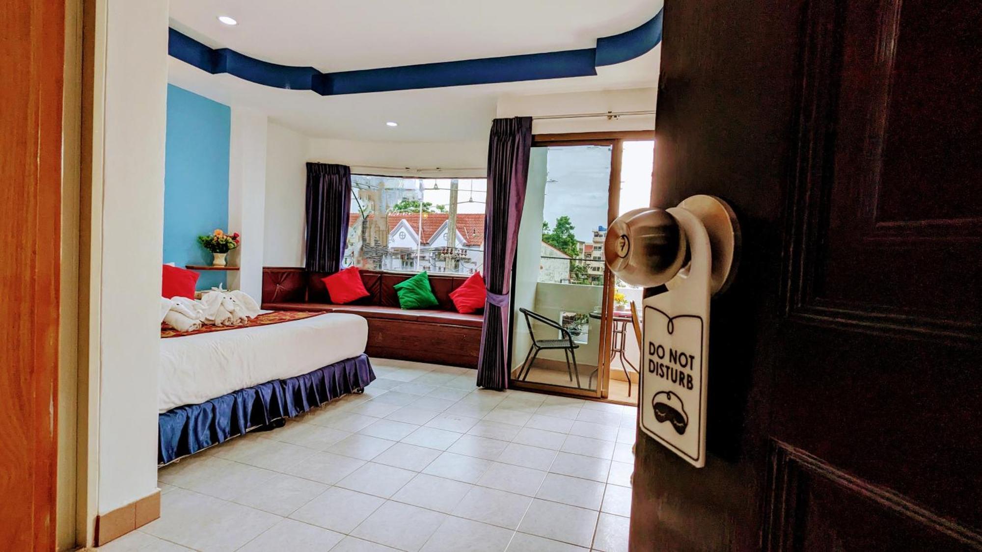 Hotel Heaven House Restro & Bar 2*