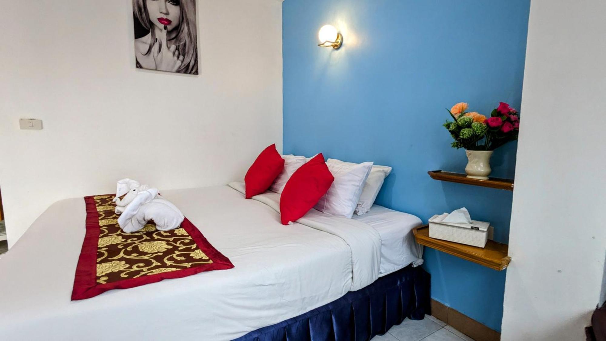 Heaven House Restro & Bar Hotel 2*