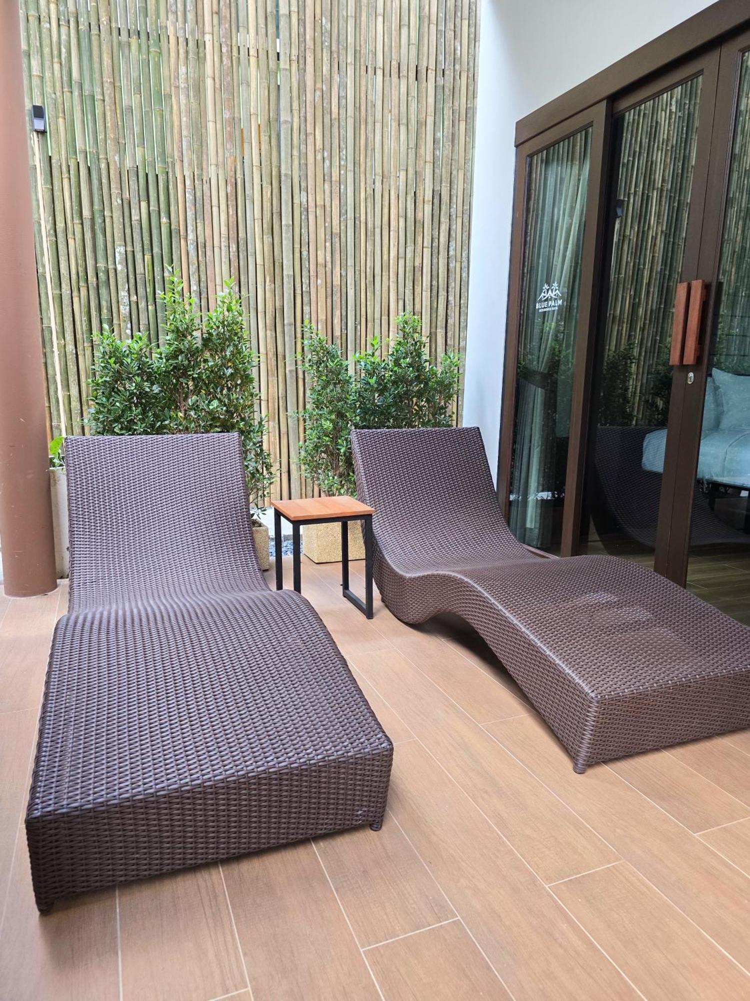 Resort Blue Palm