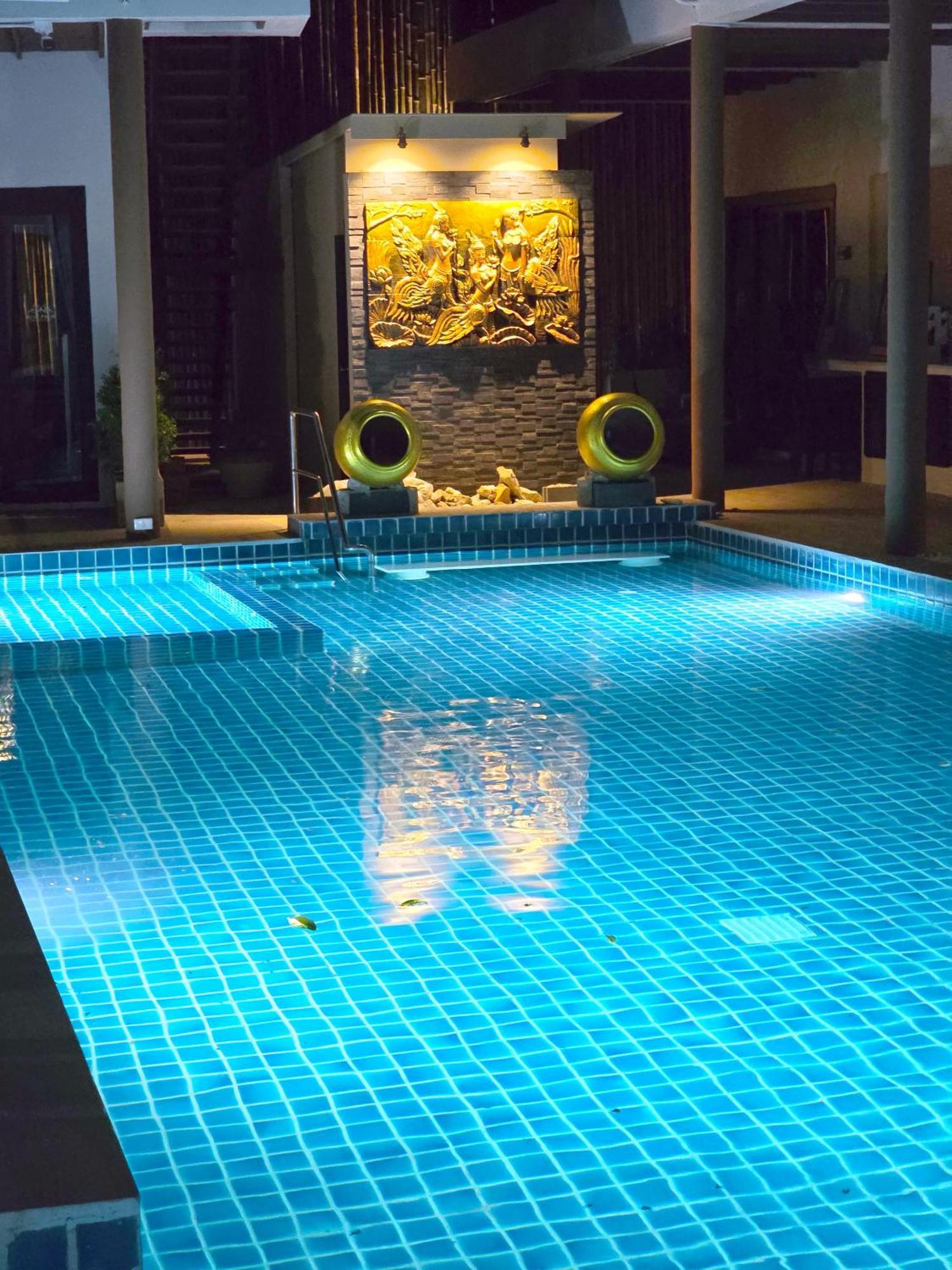 Resort Blue Palm