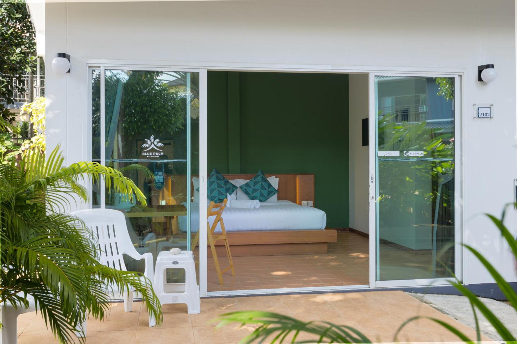 Resort Blue Palm