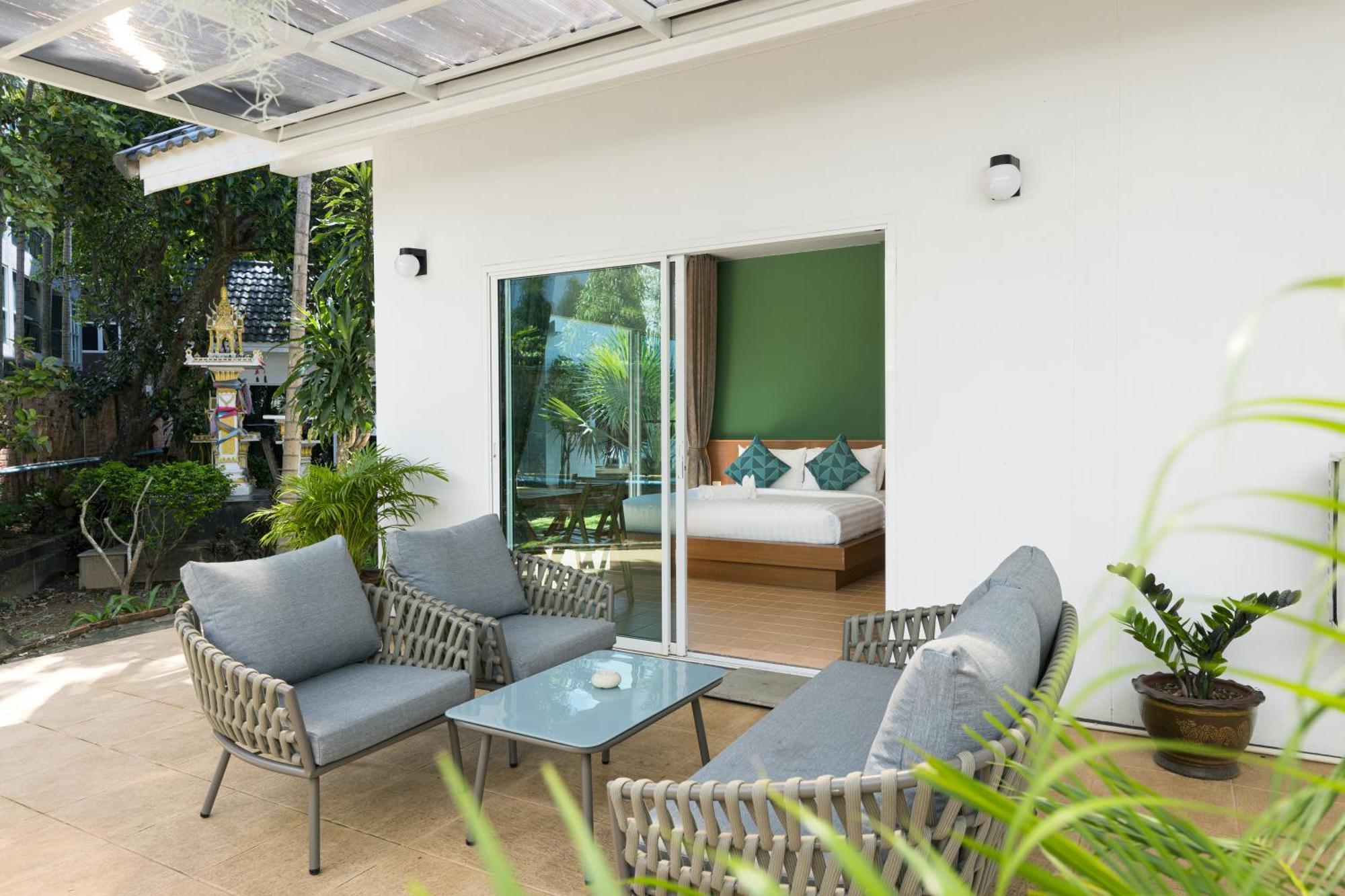 Resort Blue Palm