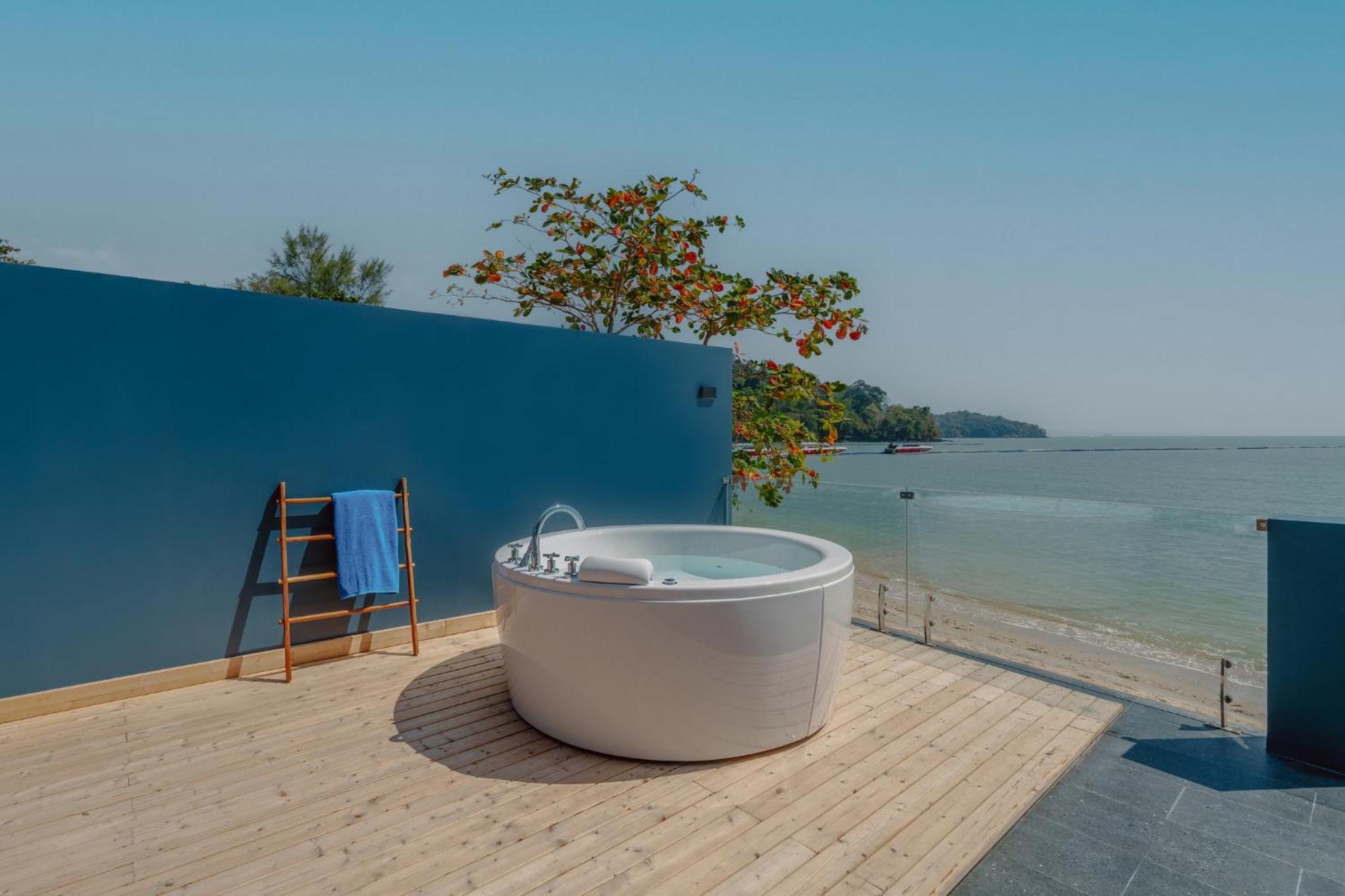 Hotel Tide Phuket Beachfront Hotel