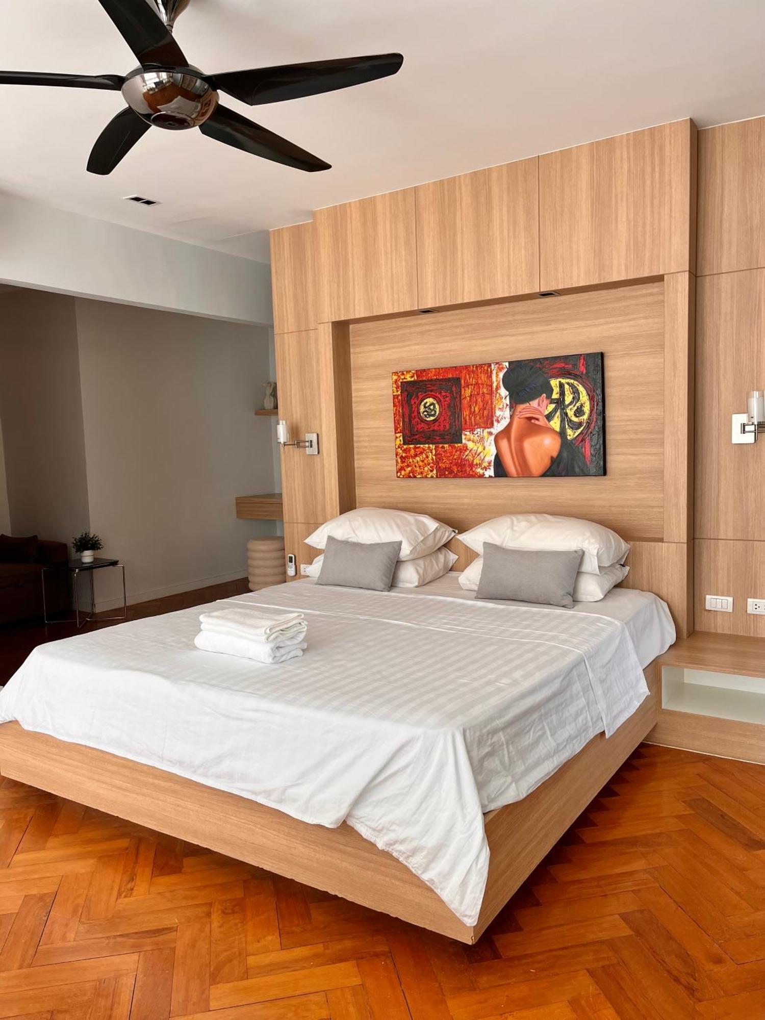 Stylish Penthouse With Panoramic Views At Icon Park *
