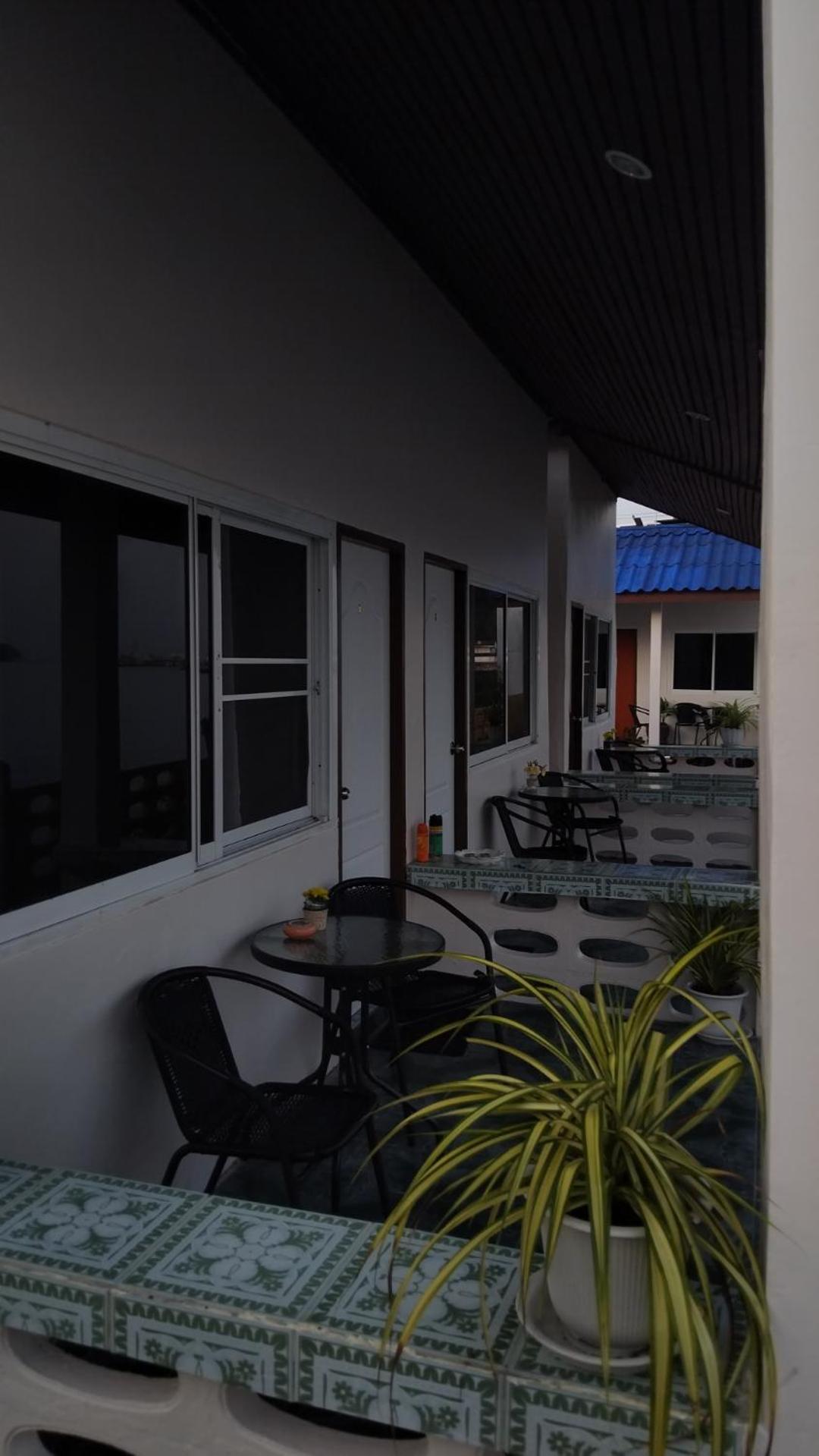 Hotel Water's Edge , *