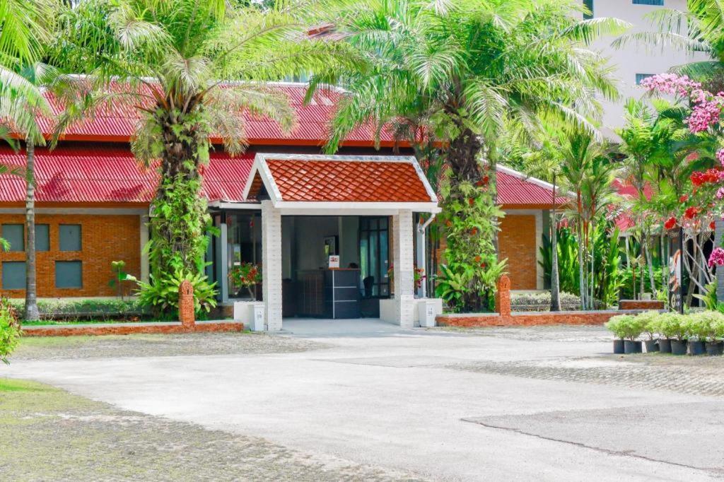 Royal Lee And Resort