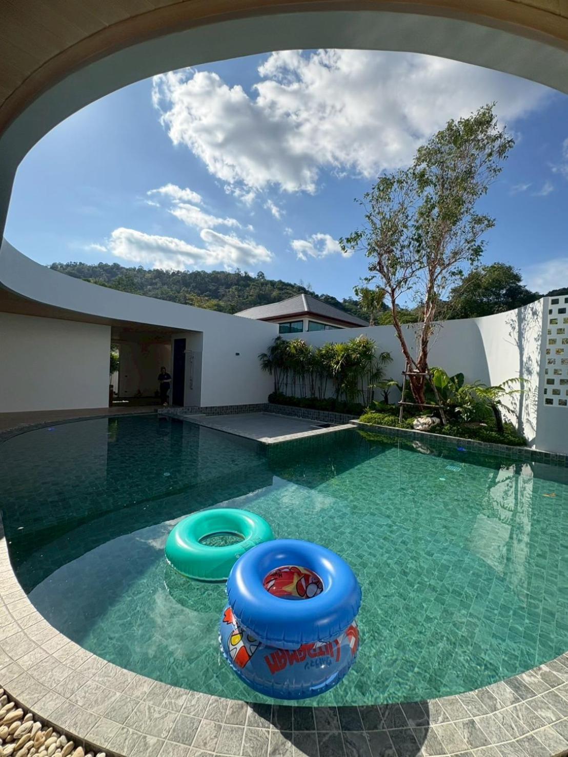 Mandla Villas Collection, White Anda Naiharn Villa Rawai