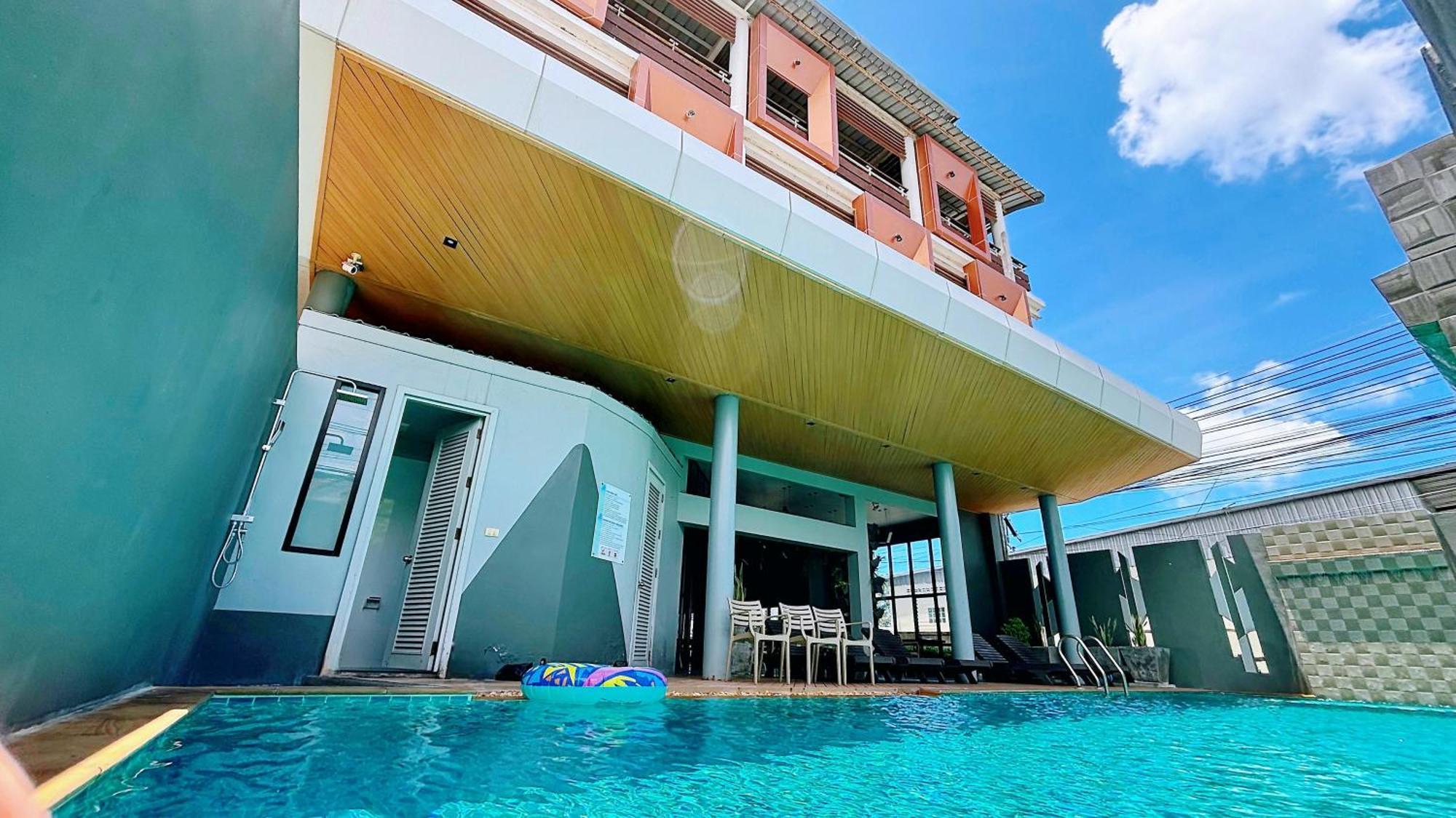 Ratana Sakdidet, Town Hotel Phuket