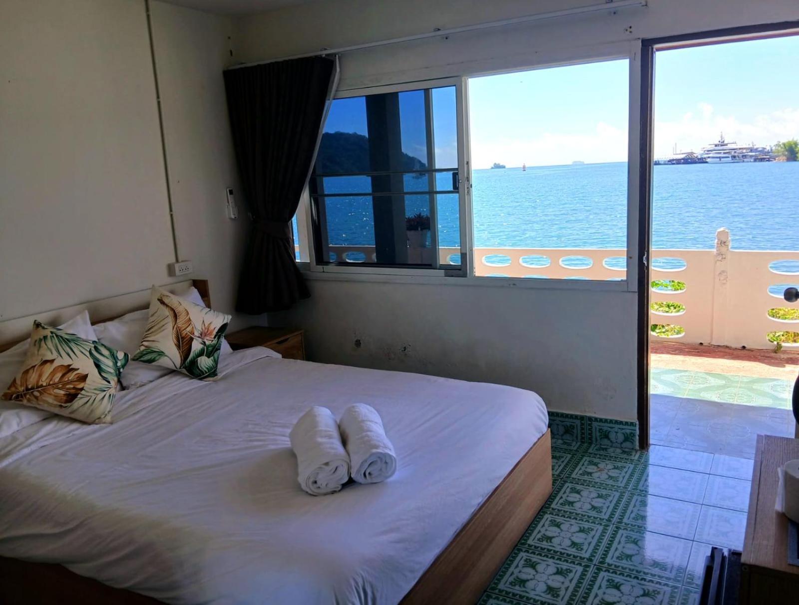 Water's Edge , Hotel