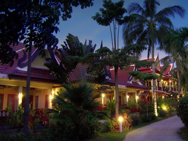 Palm Village 3*