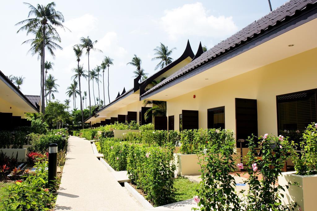 Seasons Naiharn Phuket Hotel 3*