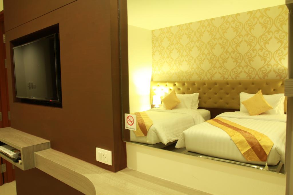 Hotel Hemingways Silk Patong