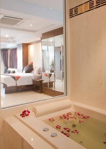 Hotel Rayaburi Club