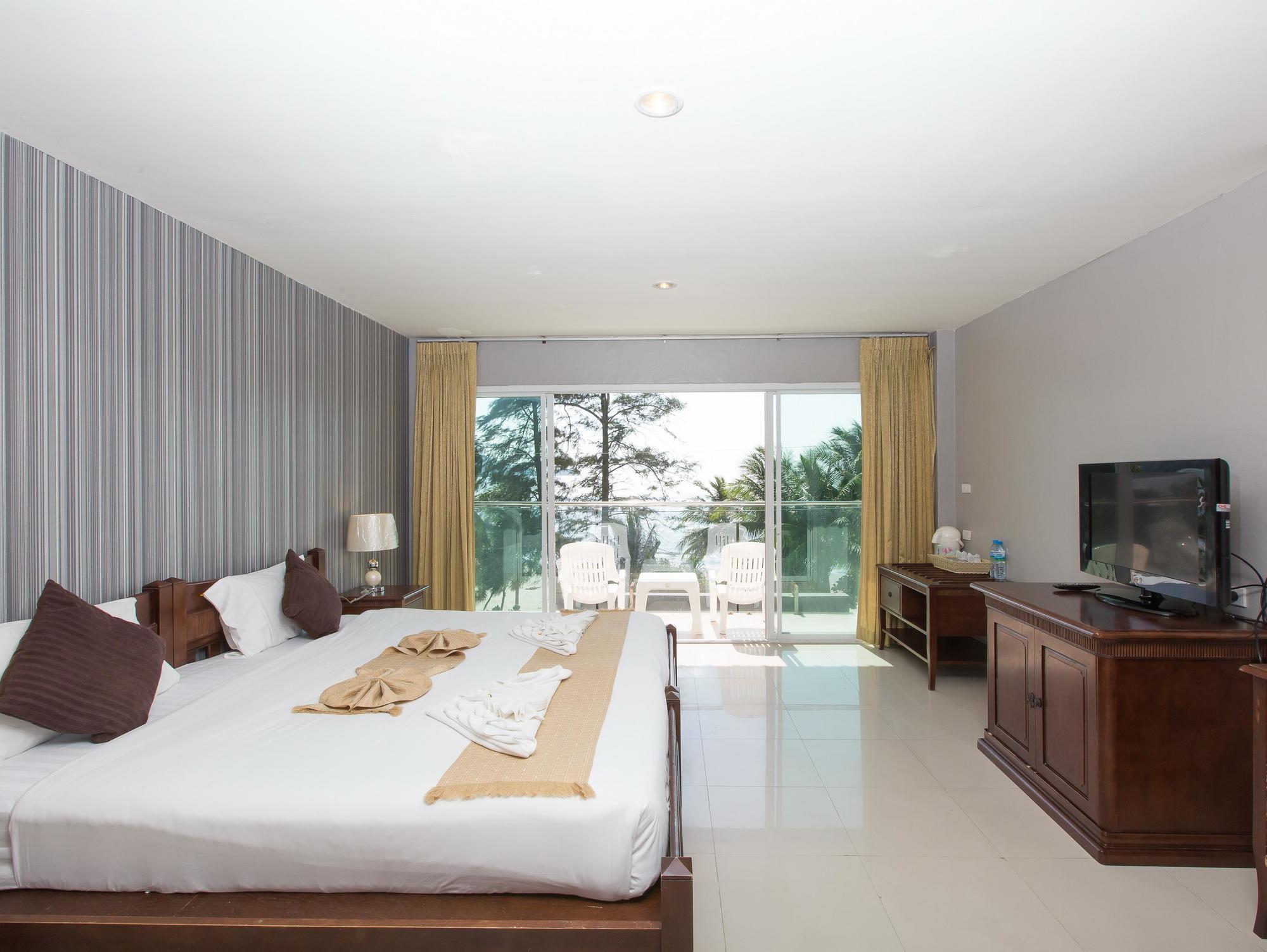 Time Out Beachfront Hotel