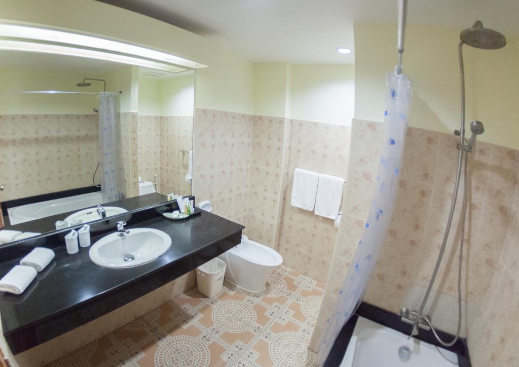 Resort Chalong Beach Hotel Phuket