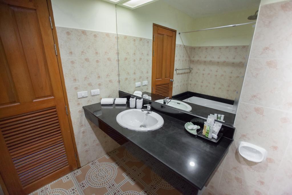 Chalong Beach Hotel Phuket 3* Phuket