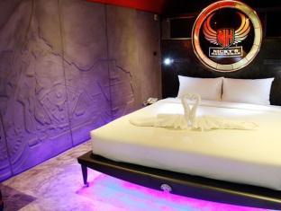 Nicky's Handlebar Hotel