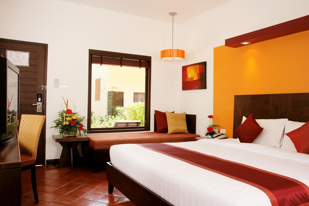 Seasons Naiharn Phuket Hotel
