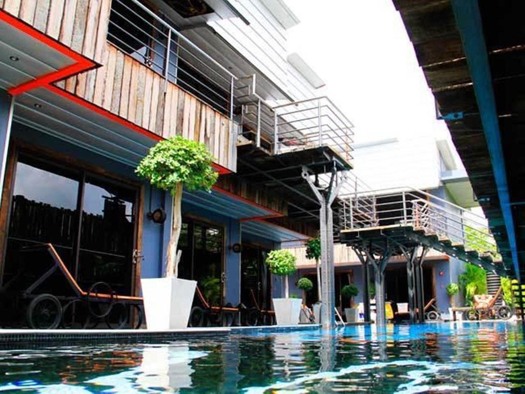 Nicky's Handlebar Hotel 3*