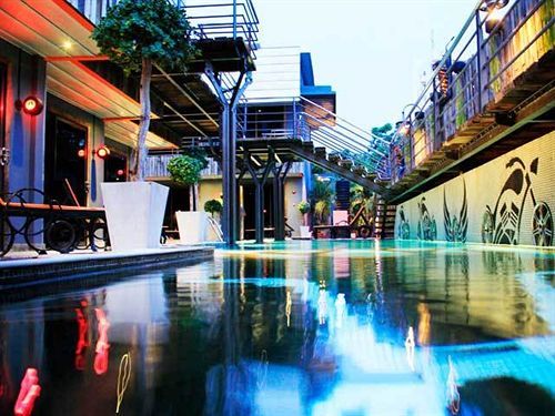 Nicky's Handlebar Hotel