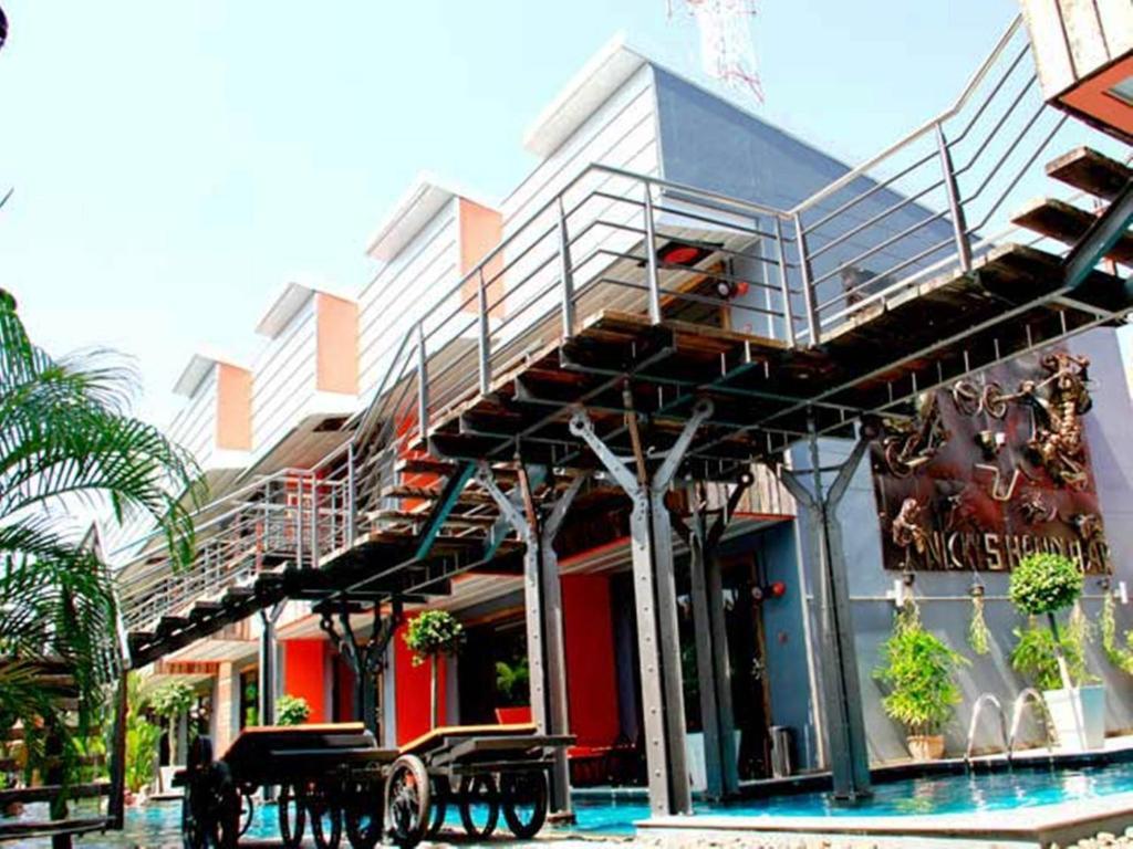Nicky's Handlebar 3* Patong