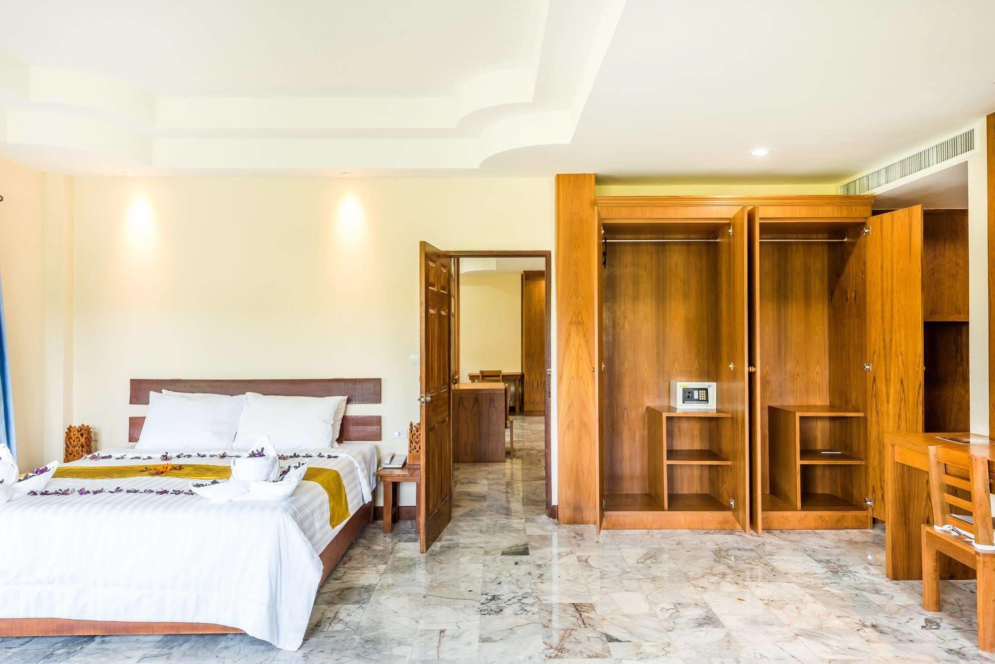 Hotel The Windmill Phuket Rawai