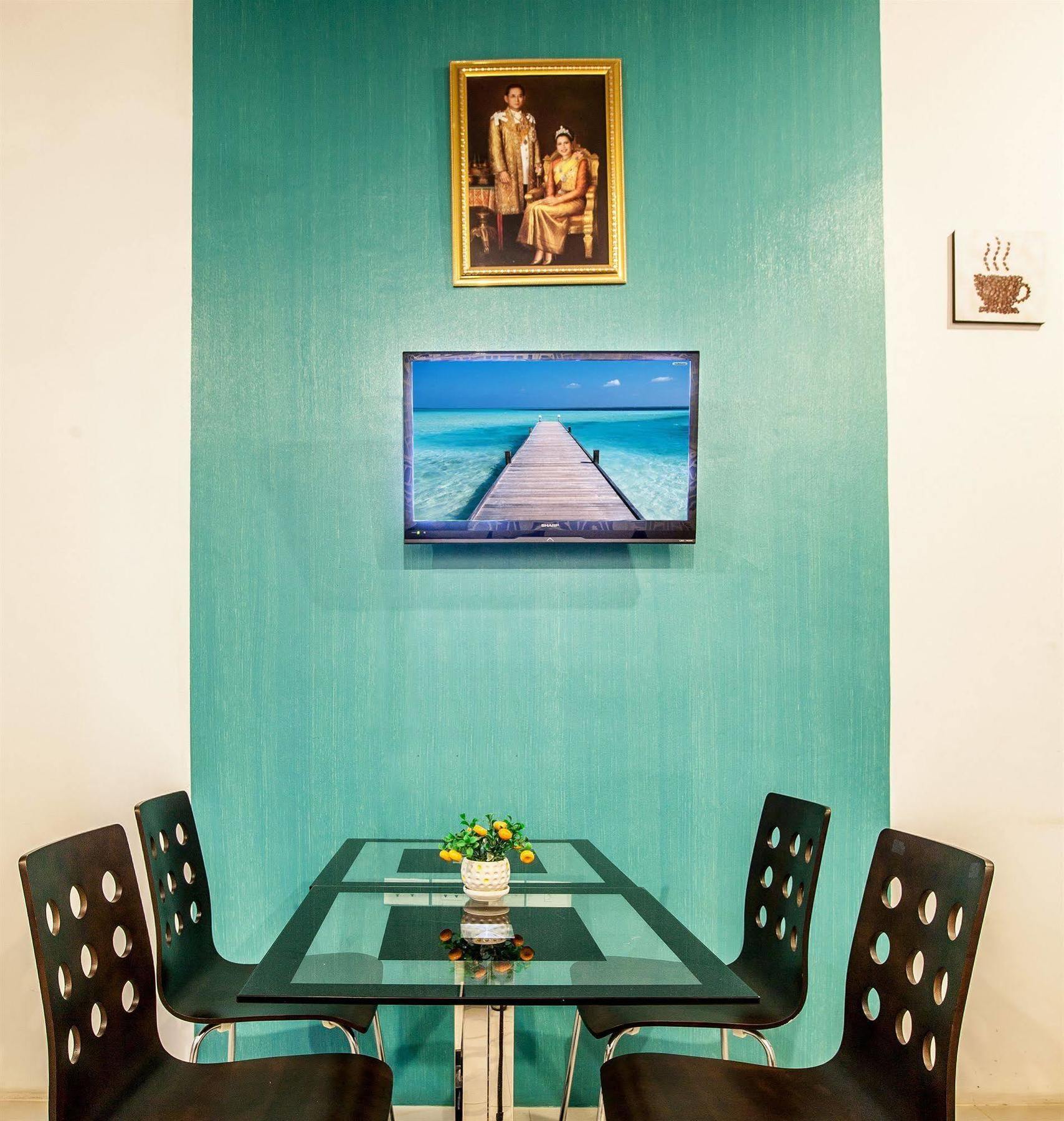 Modern Place 3*