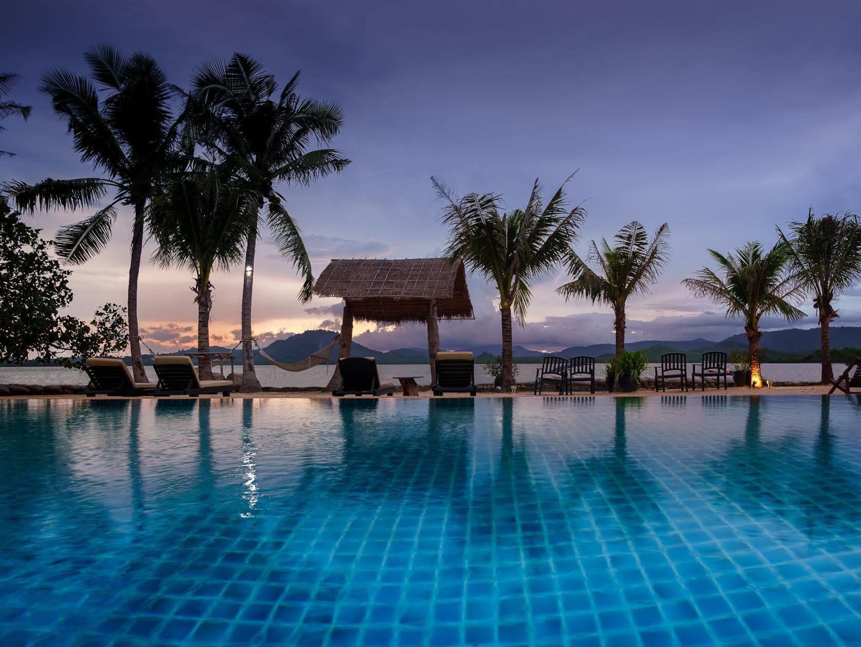 Jindarin Resort Coconut Island