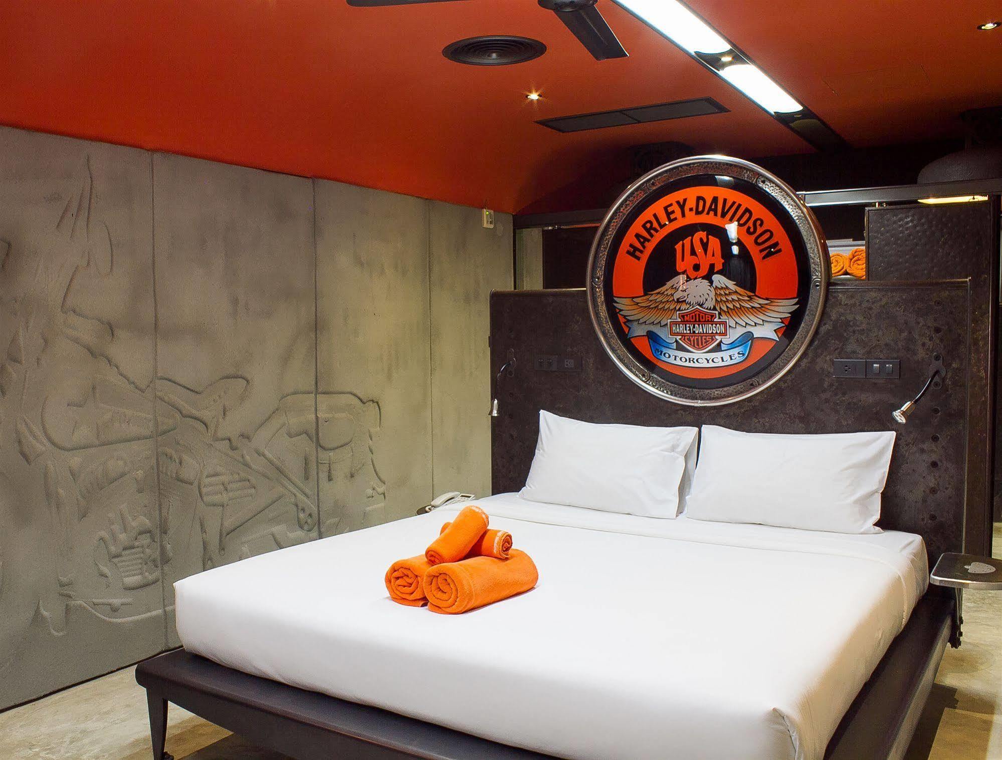 Hotel Nicky's Handlebar