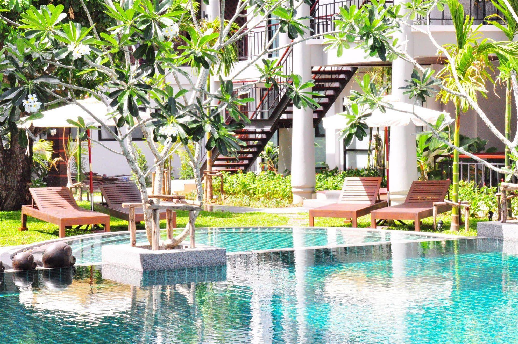 Navatara Phuket Resort 4*