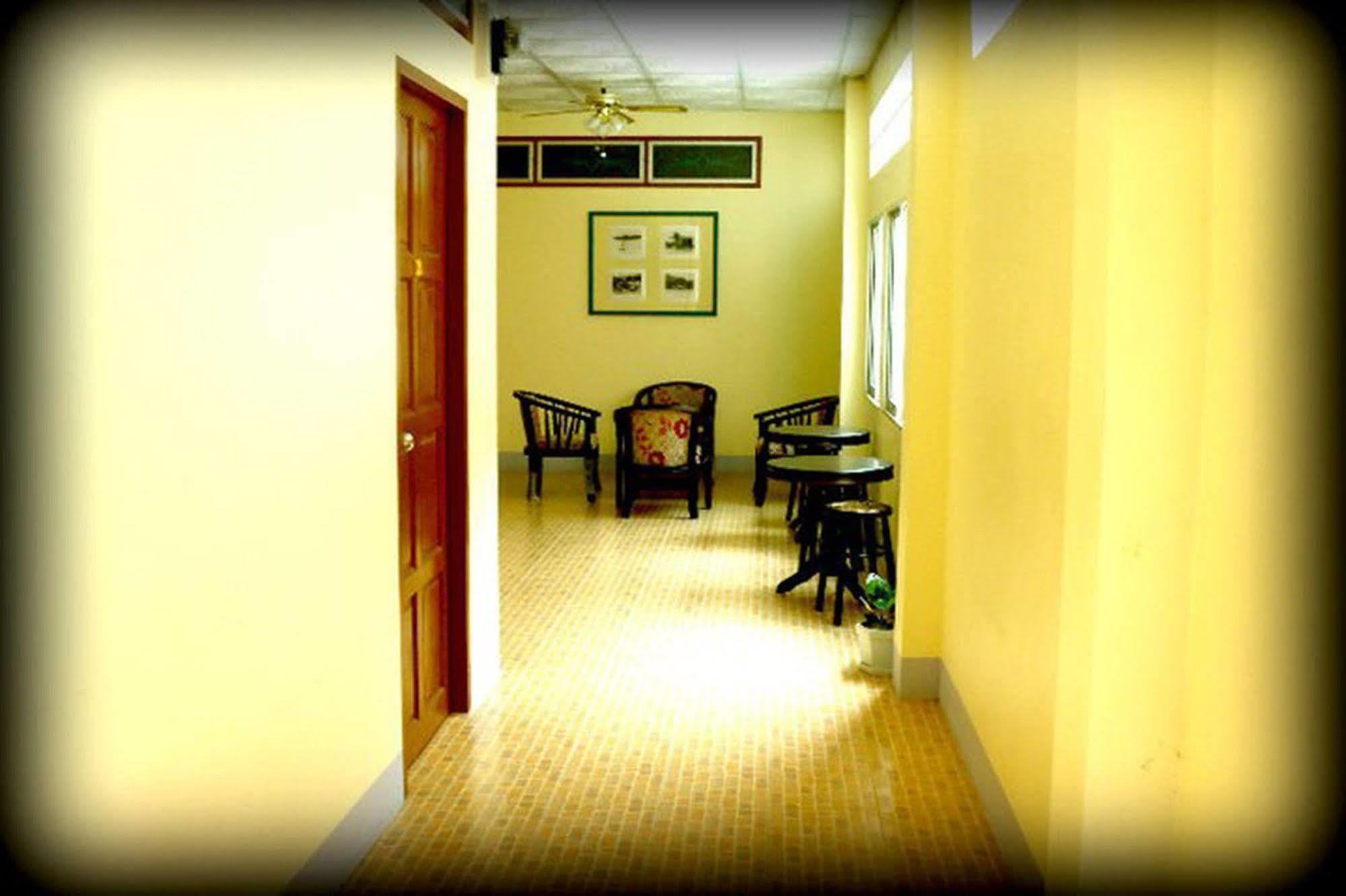 D's Corner & *