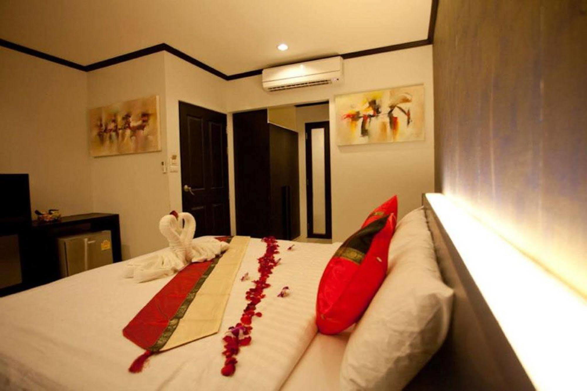 Kata Green Beach Hotel 2*