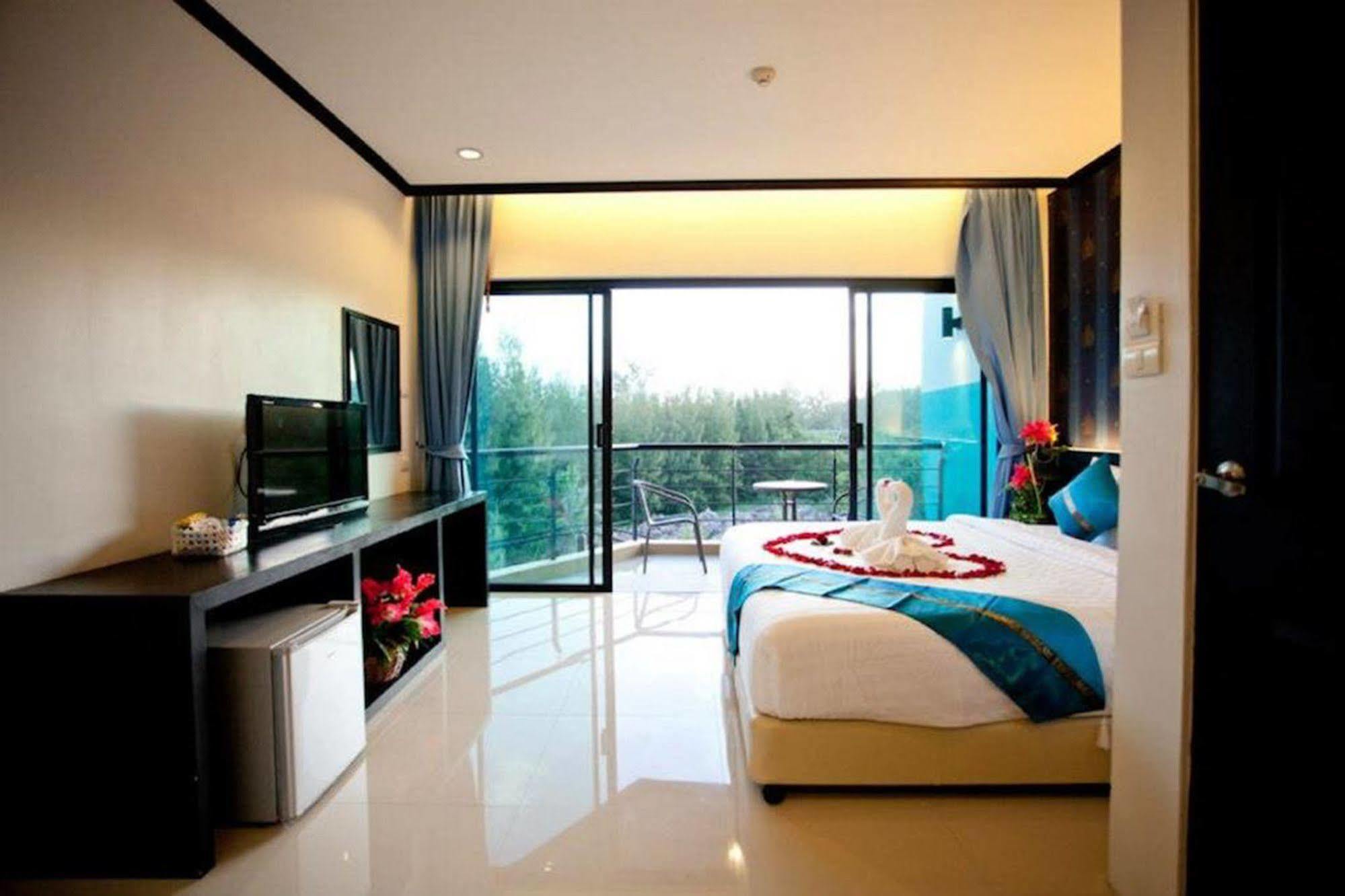 Kata Green Beach Hotel 2*